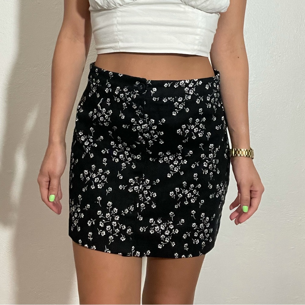 Size medium black and white floral forever21 skirt